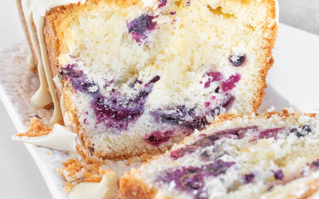 BUDÍN CON FRUTOS ROJOS Y CHOCO BLANCO